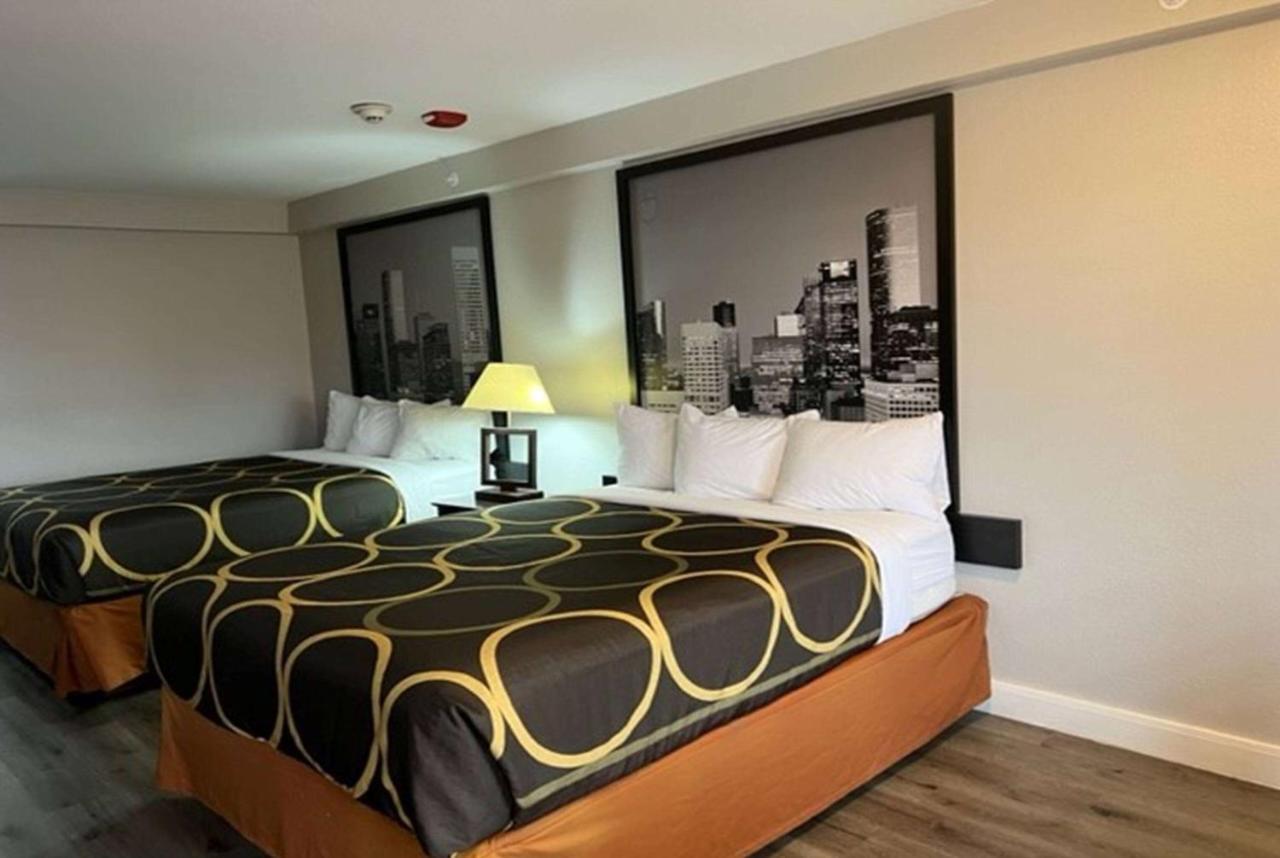 Super 8 By Wyndham Mont Belvieu - Baytown East Exterior foto