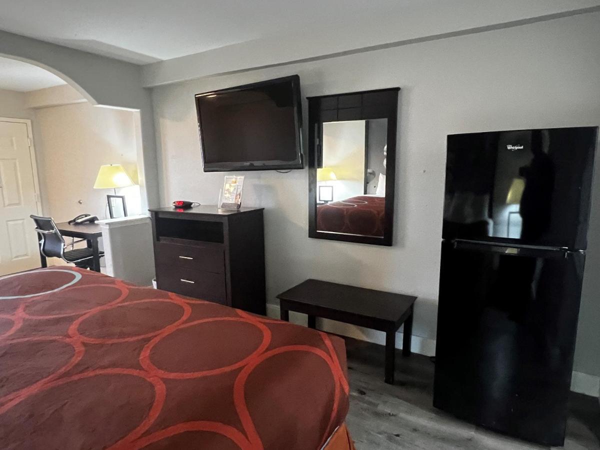 Super 8 By Wyndham Mont Belvieu - Baytown East Exterior foto