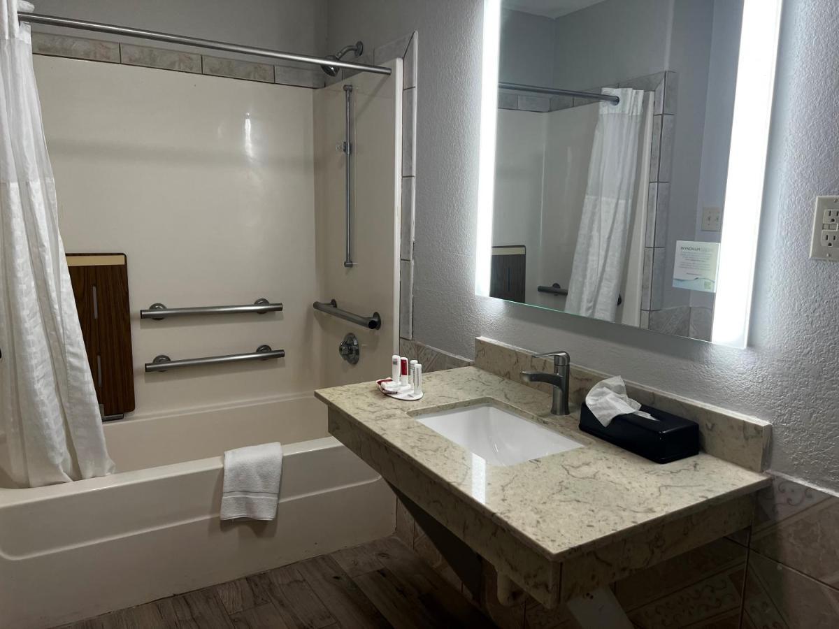 Super 8 By Wyndham Mont Belvieu - Baytown East Exterior foto