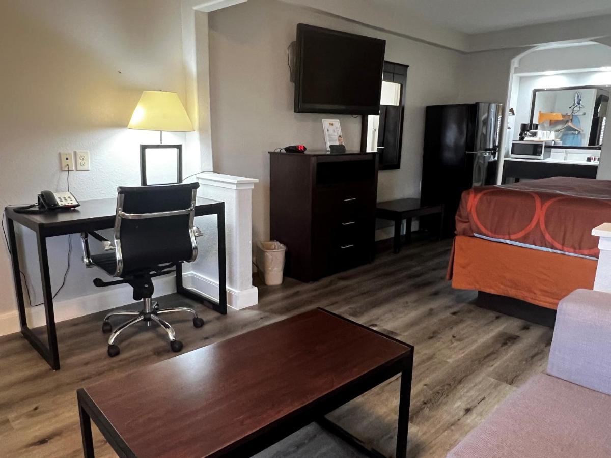 Super 8 By Wyndham Mont Belvieu - Baytown East Exterior foto
